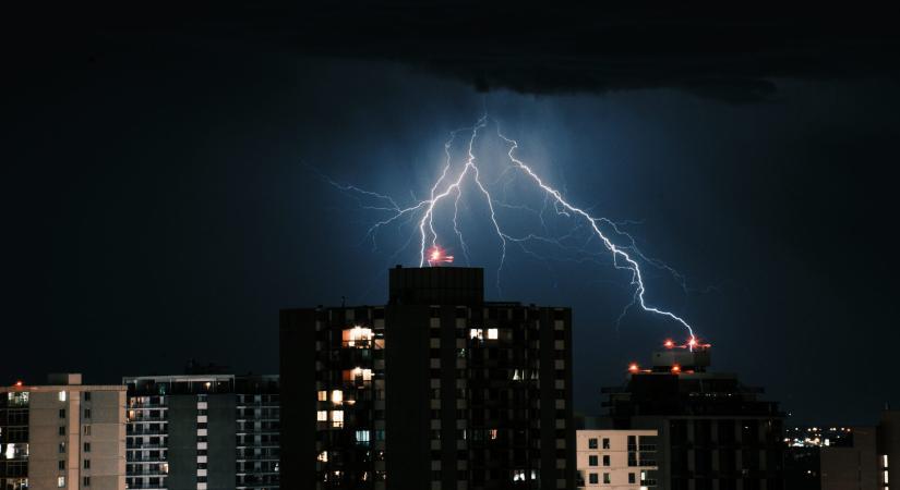 Nyári viharszezon: lakásbiztosítás és egyéb tippek