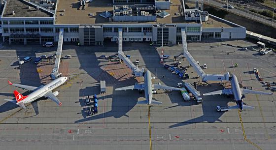 Reagált a Stuttgartba tartó, szurkolókkal tömött járat óriási késésére a Budapest Airport