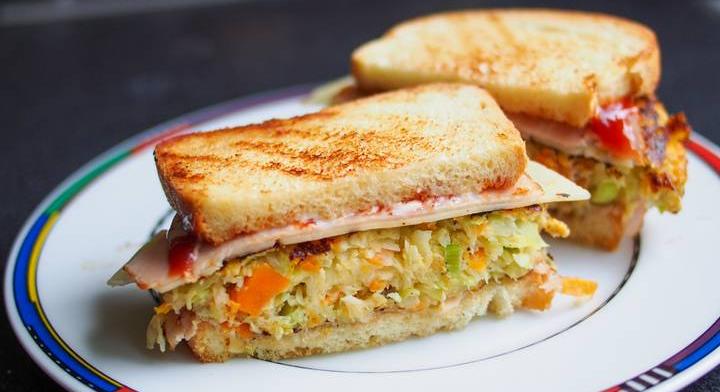 Gazdagon töltött koreai szendvics: káposztalepény kerül a kenyérbe