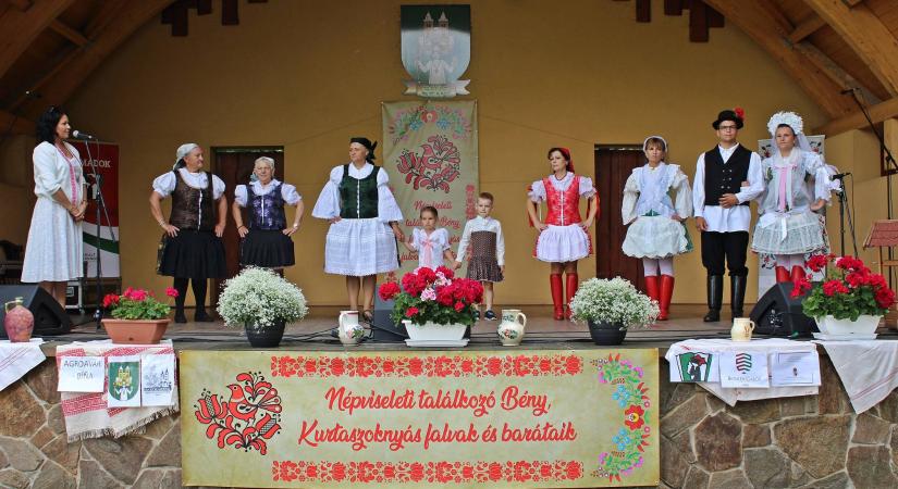 Népviseleti hagyományőrzők fellépése Bényben