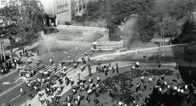 1976. június 24: Tiltakozások Lengyelországban az élelmiszerárak emelése ellen