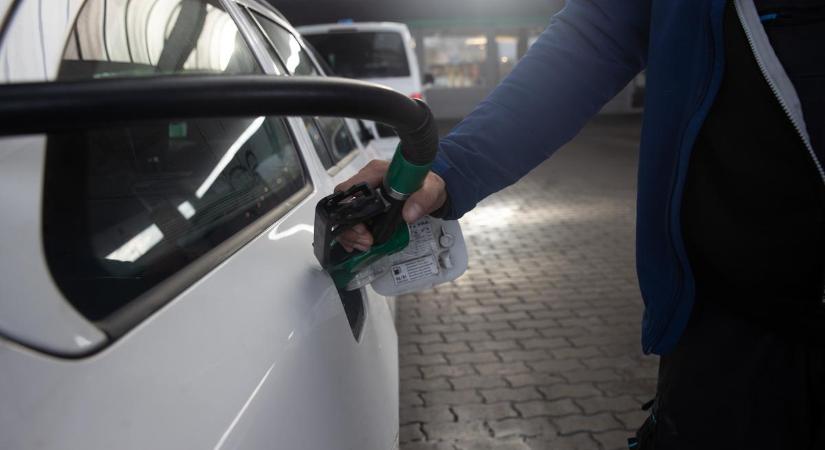Újabb csapás az autósoknak: kedden megint emelkedik az üzemanyag ára