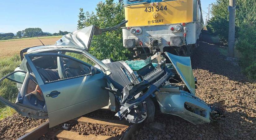 Vonattal ütközött autó Méránál, a kocsi mindhárom utasa meghalt
