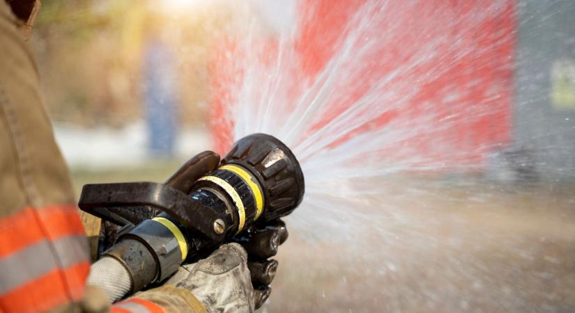 Lakástűz Szikszón: két vízsugárral fékezték meg a lángokat a tűzoltók