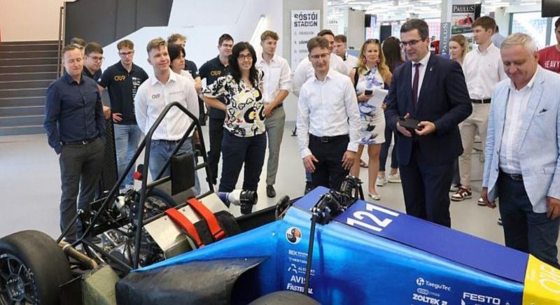 Bemutatták az első egyhengeres turbófeltöltésű Formula Student versenyautót