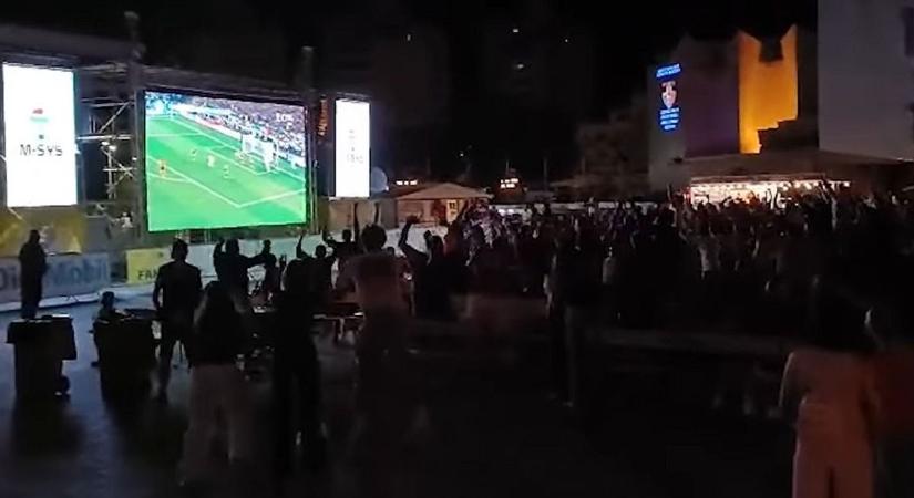 Több ezren ünnepelték az erdélyi városban a magyar válogatott sorsdöntő gólját (videó)