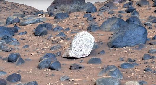 Nagyon furcsa sziklát talált a Marson a NASA