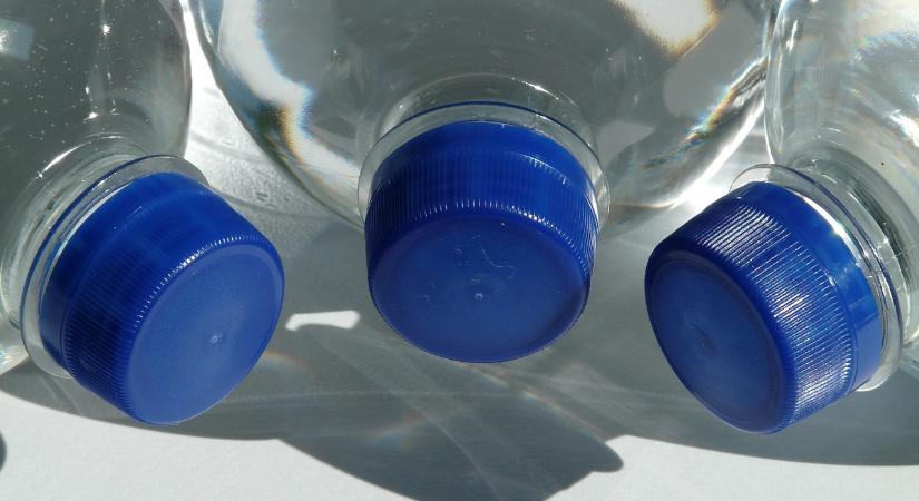 Júliustól kötelező a kupakok PET-palackhoz rögzítése Írországban
