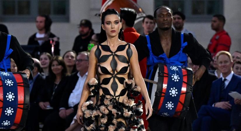 Katy Perry látványos meztelenruhában kifutózott Párizsban