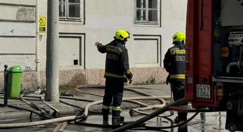 Kigyulladt egy ház a Nagykörút és az Üllői út sarkán  videó