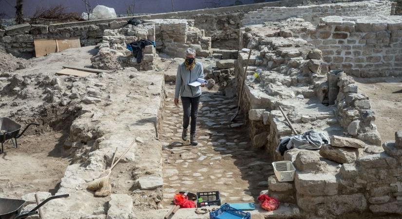 Guruló dénárok az abasári ásatáson