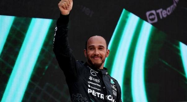 „A Ferrari remek munkát végez, nem bánom a döntést” – Hamilton