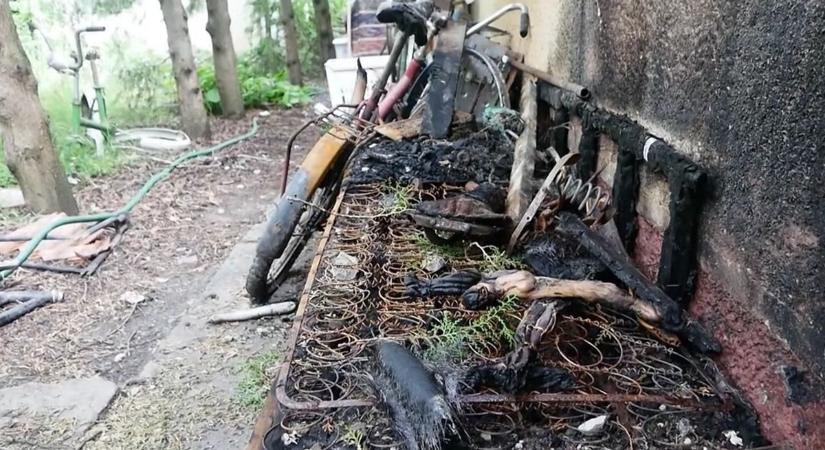Felcsapta a lángok Soltszentimrén: a párja gyújtotta rá a házat egy mozgáskorlátozott férfira