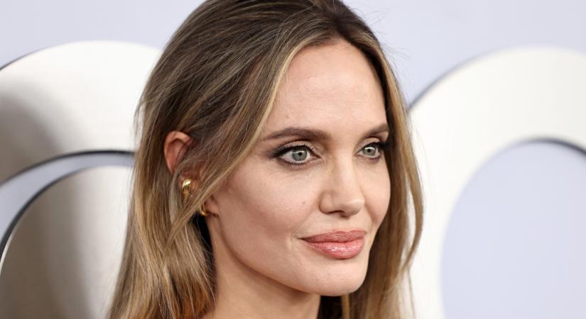 Angelina Jolie új hajszíne most a nők kedvence: ragyogó szőkére cserélte a gesztenyebarnát