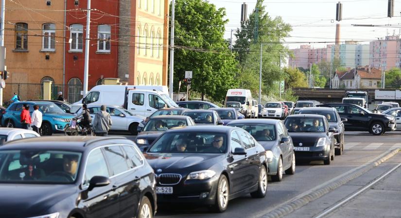 Beállt a forgalom Budapesten, nagy baj történt