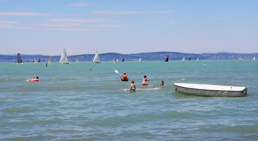 A déli part sekély, de a Balaton mélyén húzódó marásvonalra oda kell figyelni strandolás közben