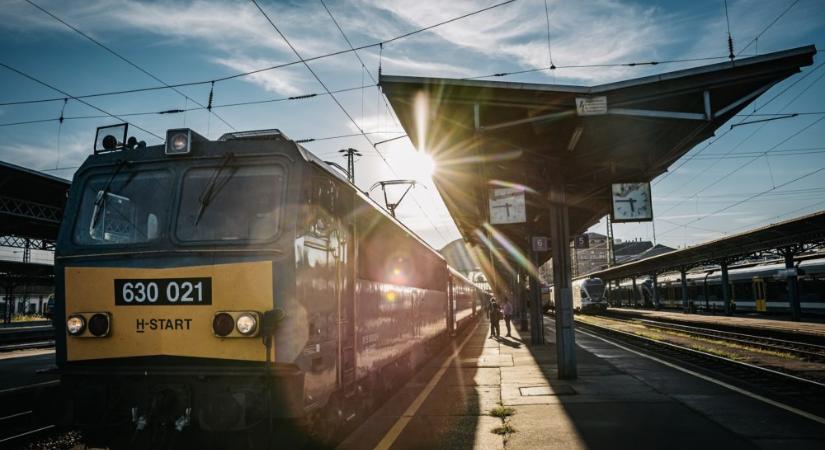 Razziát tart a vonatokon és a pályaudvarokon a rendőrség