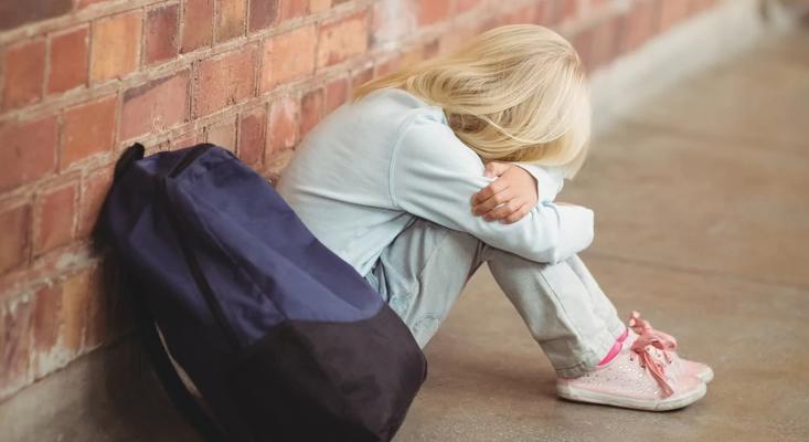 Depressziós lett a kilencéves kislány a bántalmazó tanítója miatt: a pedagógus családja le akarta fizetni a szülőket, hogy hallgassanak