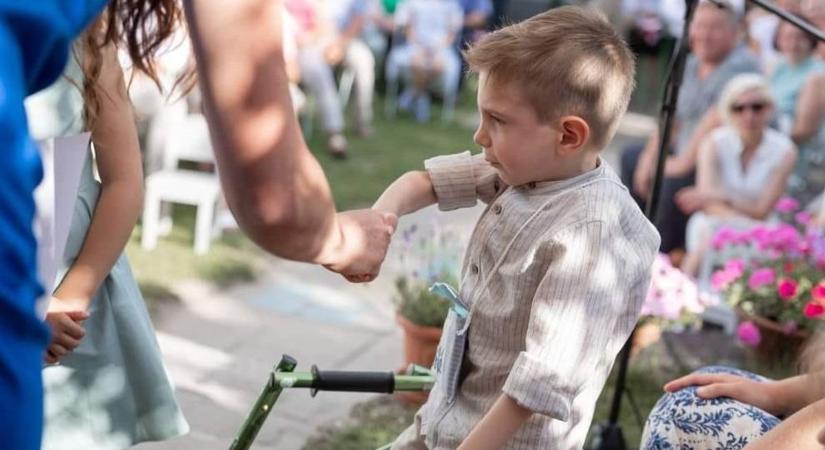 Megható képeken, ahogy Magyarország leghíresebb SMA-s kisfiúja elballagott az óvódából  fotók