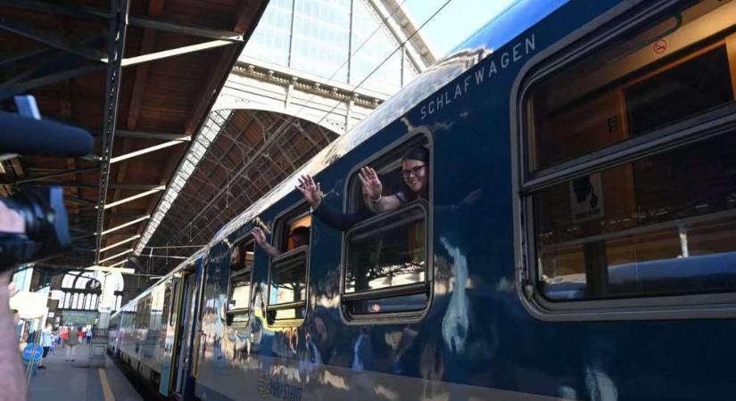 700 ember szállt föl Budapesten a Fekete Madonna nevű vonatra