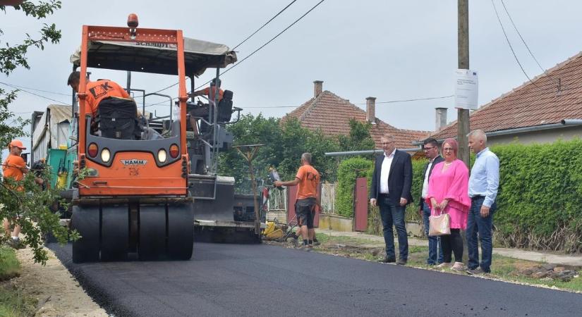 Kilenc utcában építenek utat Sarkadon: elkezdődött az aszfaltozás