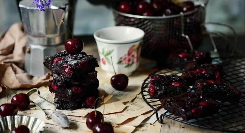 Ragacsos cseresznyés brownie dupla adag csokival: a legjobb, ami a friss gyümölccsel történhet