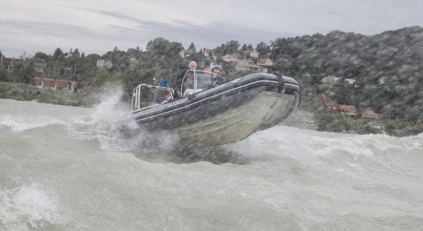 Bajba került egy vízibicikli a viharban: fiatal lányokat mentettek ki a Balatonból