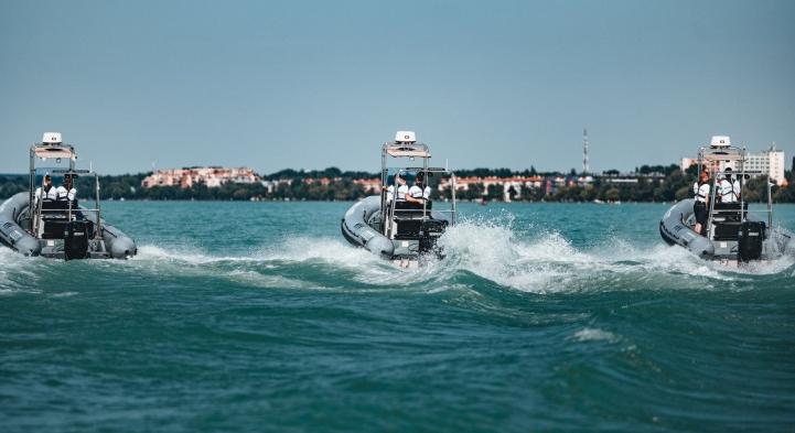 Fiatalkorú lányokat mentettek a Balatonon sodródó vízibicikliből