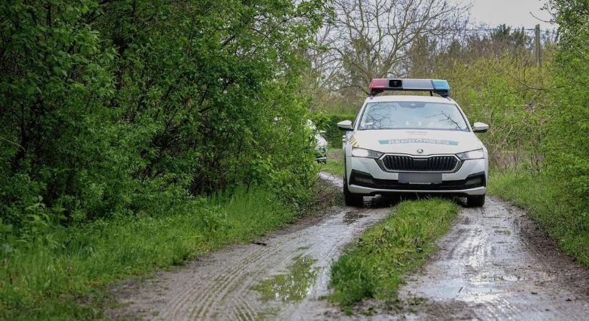 Két rendőr kínzott egy kiskorút – fogvatartották, megverték, majd mezítláb a fagyban hagyták