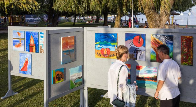 Értelmi fogyatékossággal élők kiállítása a vonyarcvashegyi strandon