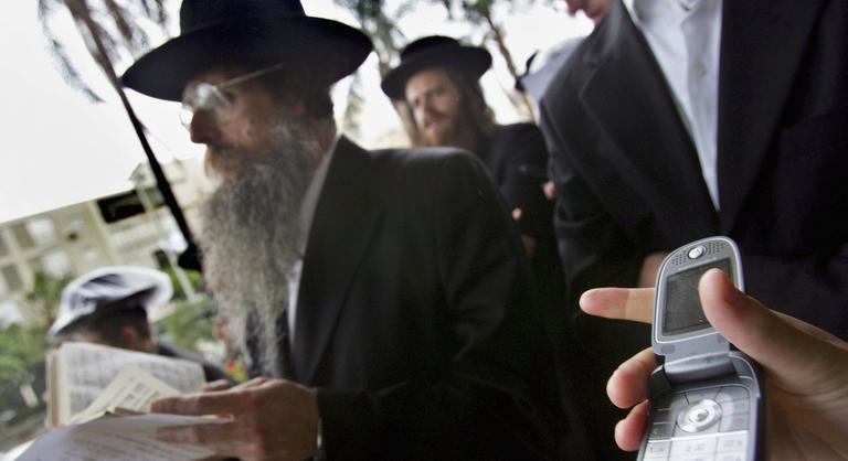Súlyos bírságot szabnak ki Izraelben a kóser telefonjukat működtető ultraortodox zsidókra