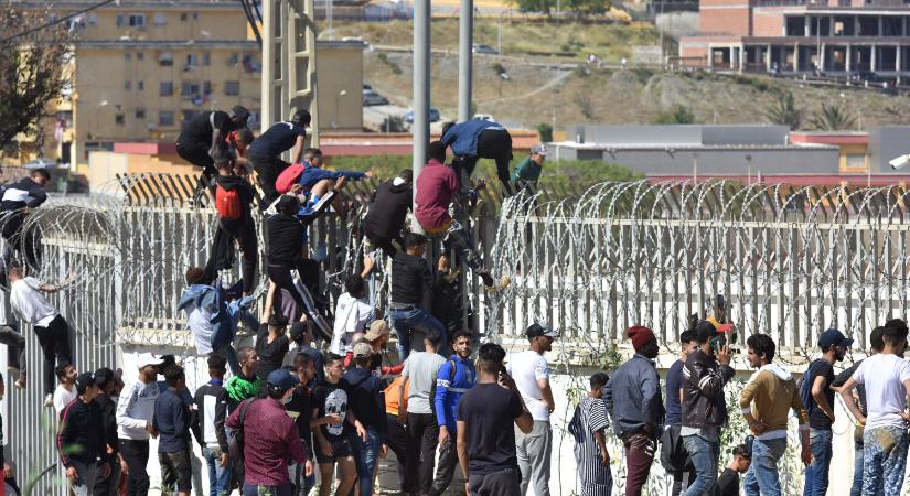 A marokkóiak több mint harmada fontolgatja a kivándorlást, miközben az észak-afrikai országra is jelentős migrációs nyomás hárul
