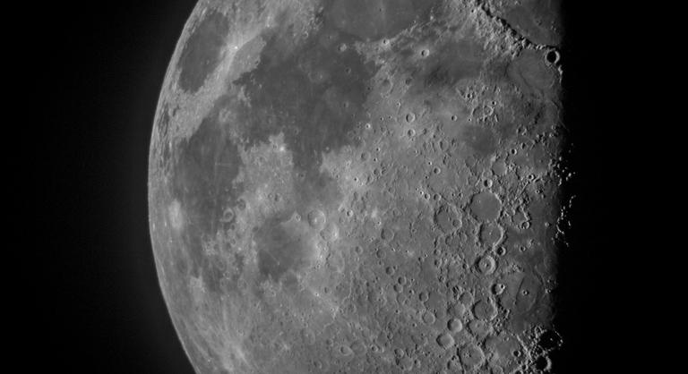 A Hold felderítetlen oldaláról származó kőzetmintákkal tért vissza a Földre a kínai űrszonda