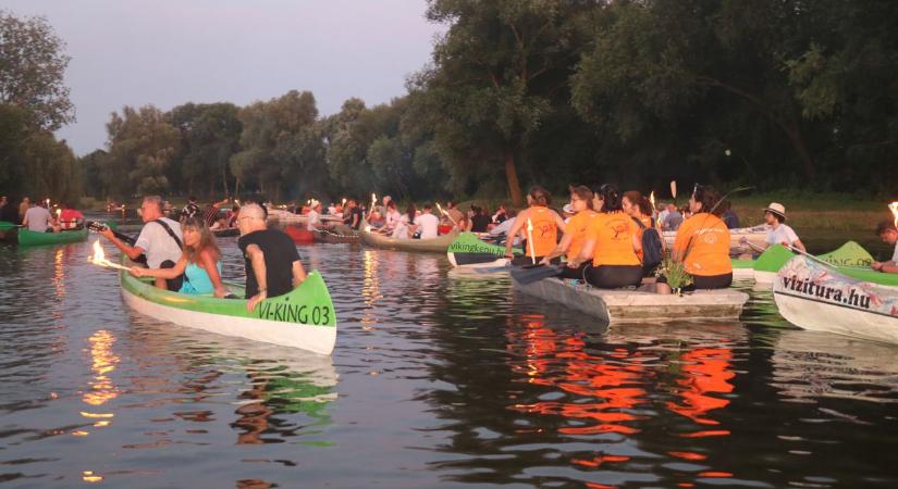 Szent Iván-napi fáklyás csónakázást rendeztek Dusnokon