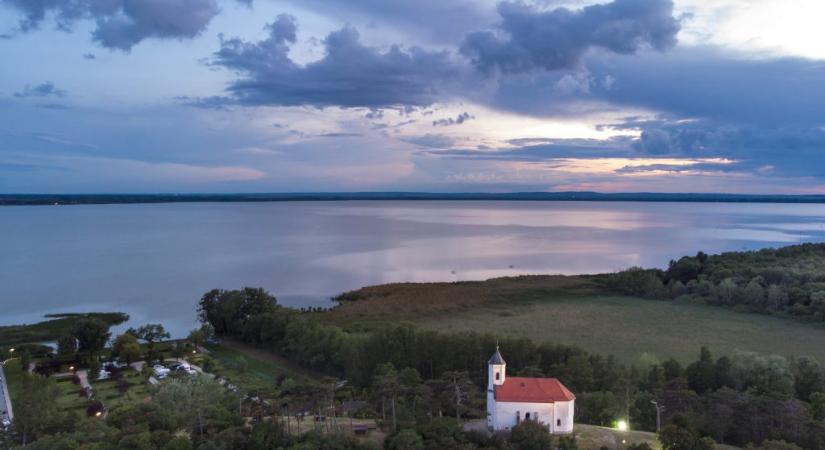 Bajba került vízibiciklizőket kellett kimenteni a Balatonból