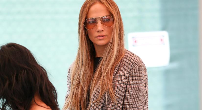 Jennifer Lopez tréningruhában, turista osztályon repült Párizsba