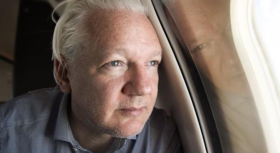 A nap képe: így repül Julian Assange a szabadság felé