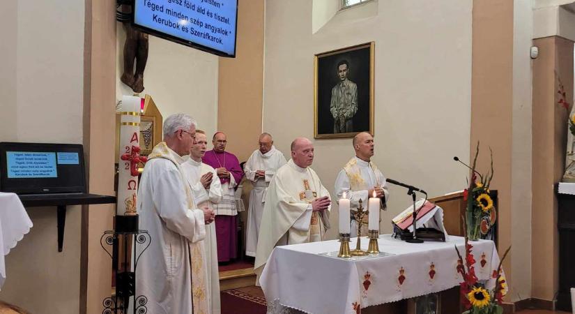 Jubileumi ezüstmiséjén hívek sokasága köszöntötte Szolnok esperes-plébánosát