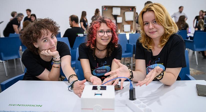 Diáklányok kerülhettek közelebb a tudományhoz a debreceni programon – fotókkal