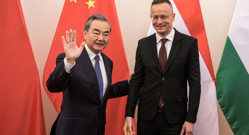 Szijjártó Péter telefonon tárgyalt a kínai külügyminiszterrel