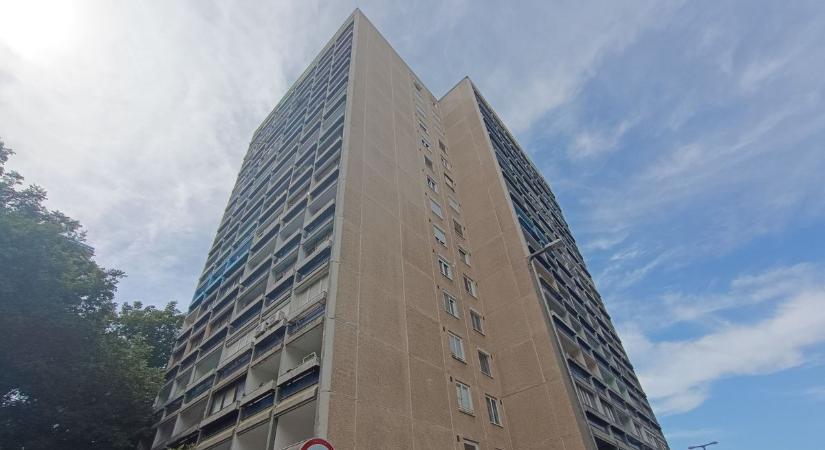 Tragédia Debrecenben: kizuhant egy nő a 13. emeletről