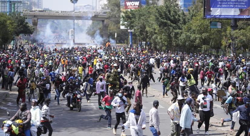 Többeket lelőttek a kenyai parlament ostromában, az épület lángokban áll