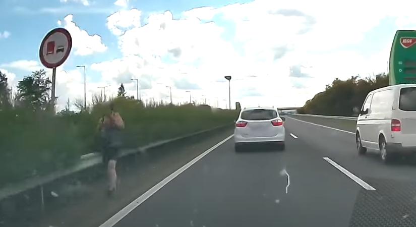 Gyalogos slattyogot az M3-as autópályán! Videón ahogy a szágúldó kocsik mellett lépked