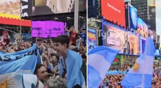 Argentin rajongók tízezrei özönlötték el a Times Square-t, csak hogy felköszöntsék Messit