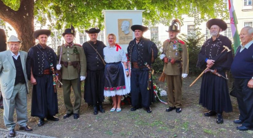 Stílszerűen: Csendőregyenruhában avattak Horthy emléktáblát Szegeden