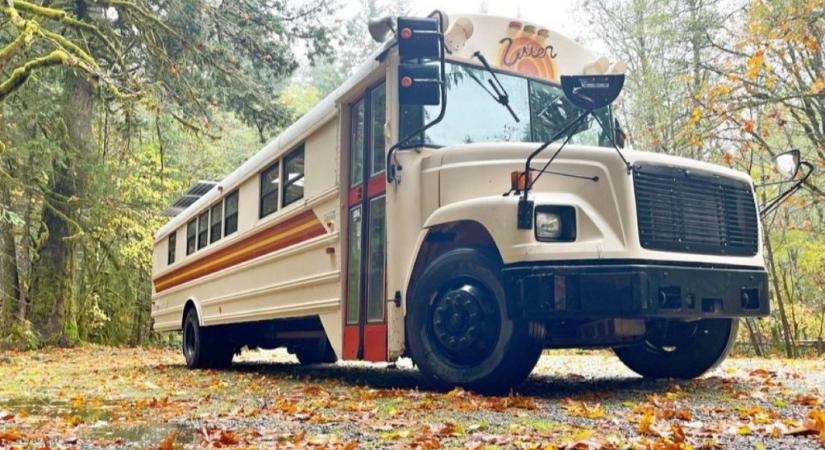 Egy kiszuperált iskolabuszban rendezte be álmai otthonát egy kanadai pár