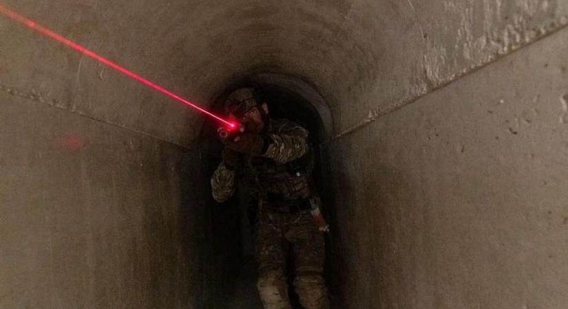 Veszélyhelyzet az alagútban, először vetettek be harci robotot a szolnoki katonák