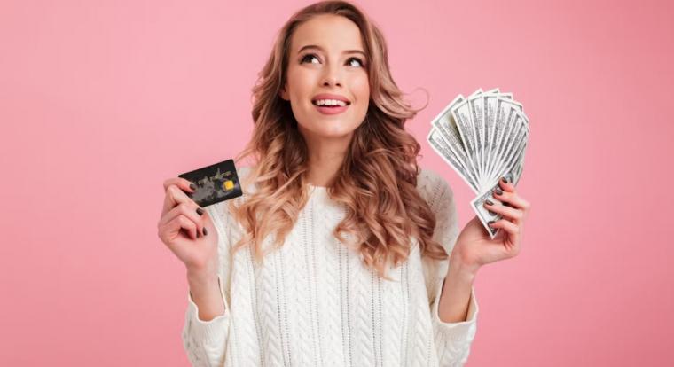Egy tanulmány szerint jobban járunk a készpénzes fizetéssel, mint a bankkártyással
