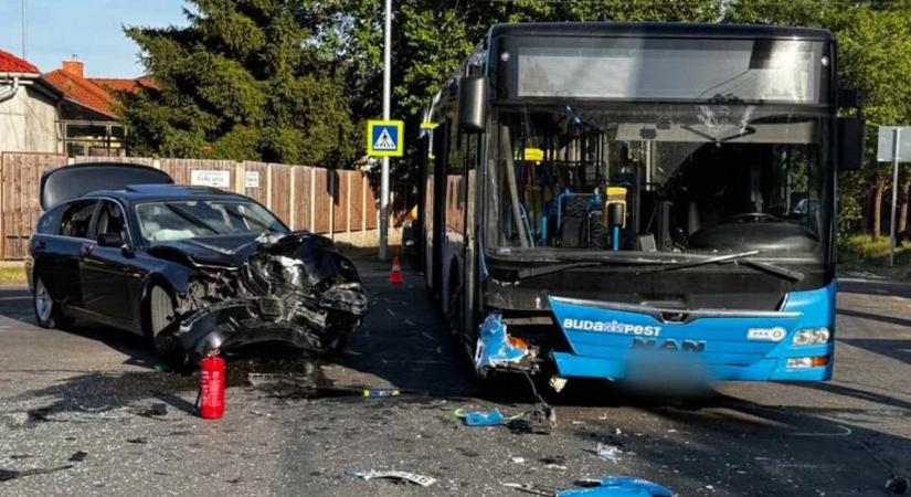 "Több gyereket is elvittek" – fotókon a brutális kispesti buszbaleset