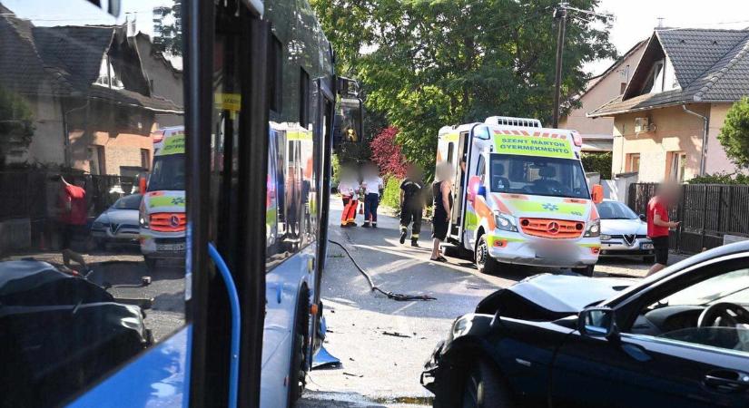 Gyerekeket is elvittek a mentők a kispesti buszbaleset után